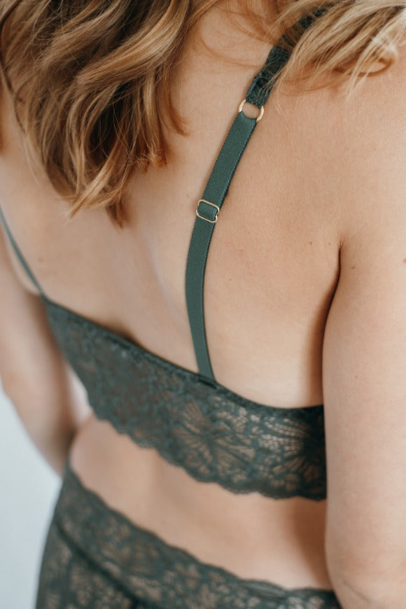 photo détaillée de Belle Bralette en dentelle recyclée très fine avec détail doré.