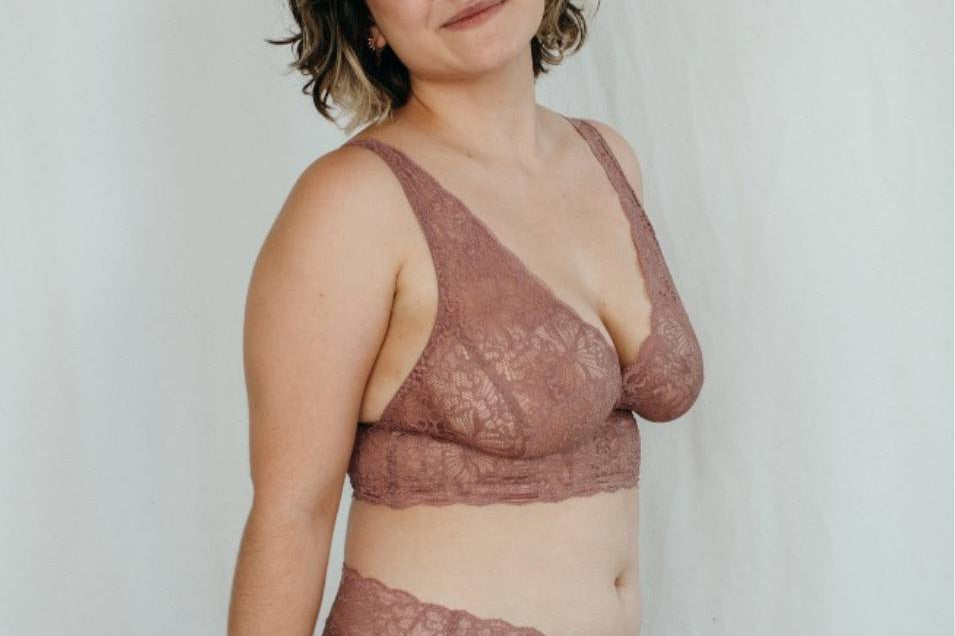 Feinste Spitze in smockey Rose an Model, seitlich fotografiert