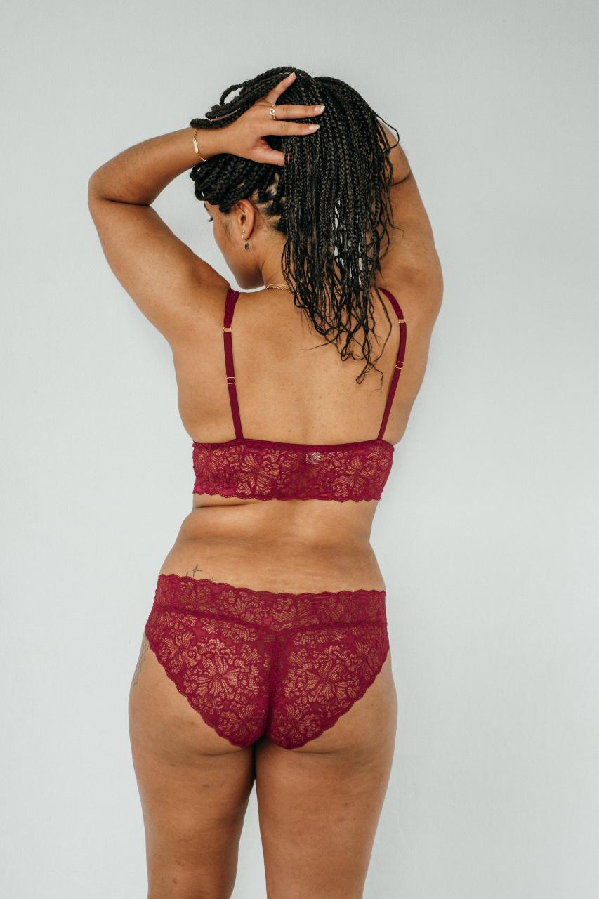 Vista posteriore di Belle, un set di slip e Bralette, in rosso scuro.