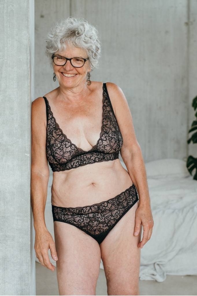 Elegante Bralette e pantaloni coordinati in seducente pizzo, indossati da una signora anziana.