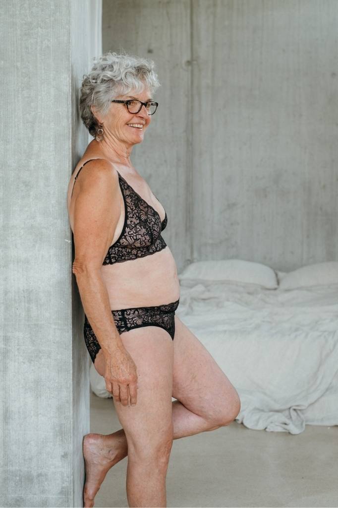 Romantische Spitzen-Bralette und Slip von der Seite betrachtet