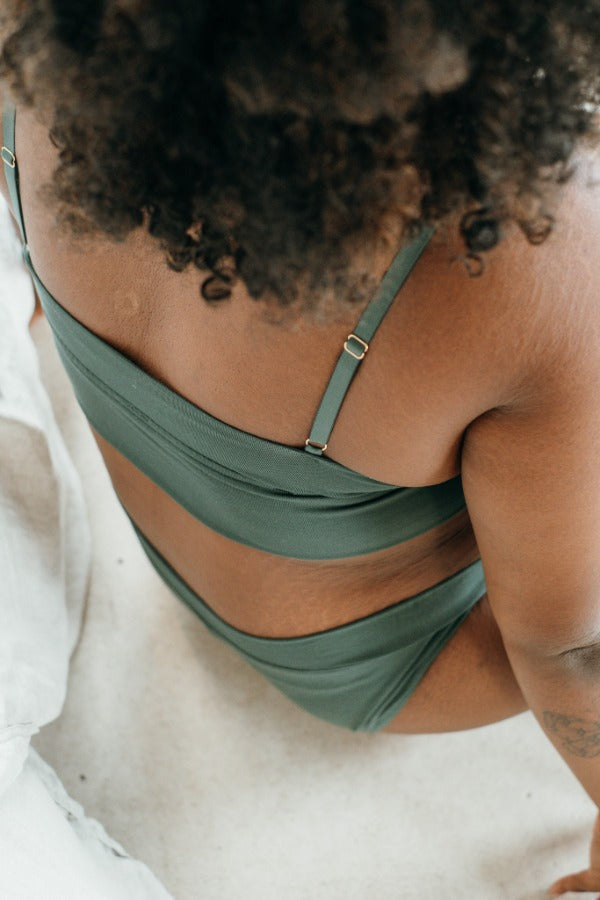 foto dettagliata di Bralette e degli slip Emma in verde scuro con dettagli oro