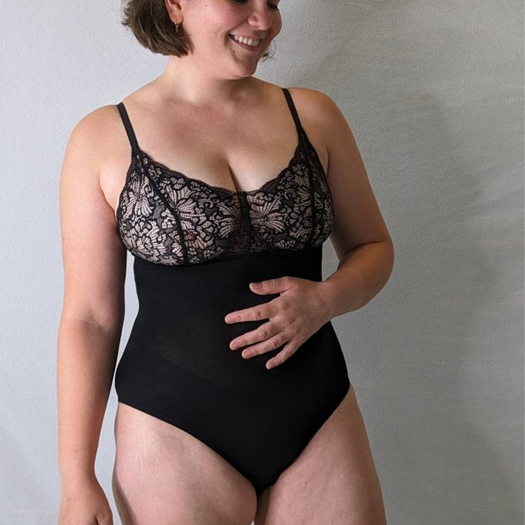 Model wears romantic Body made of lace and soft Tencel jersey. 