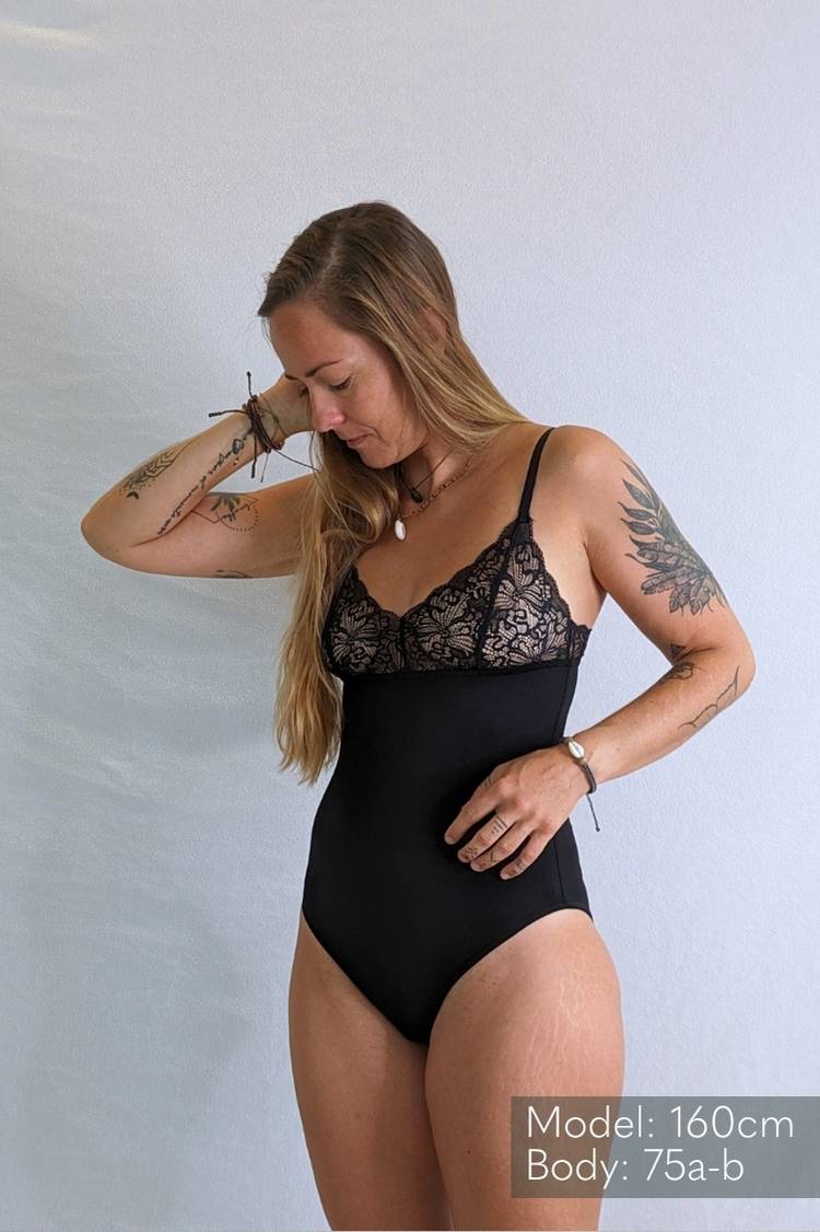 La modella indossa il modello Body Jina in nero con coppe in pizzo pregiato.