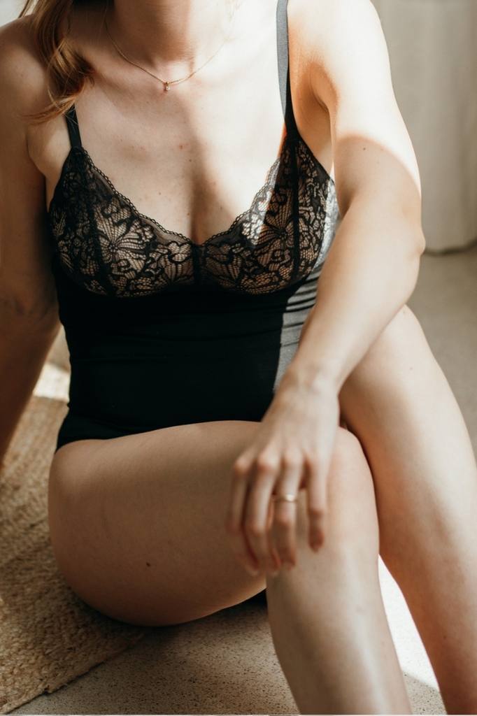 photo ludique d'une femme avec focalisation sur les détails du body Jina.