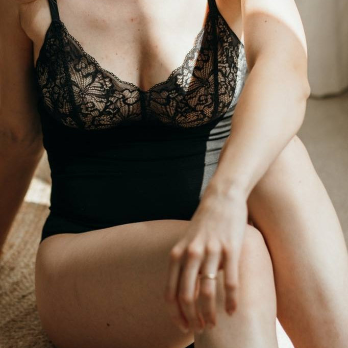playful photo of a woman with focus on the details of the body Jina.