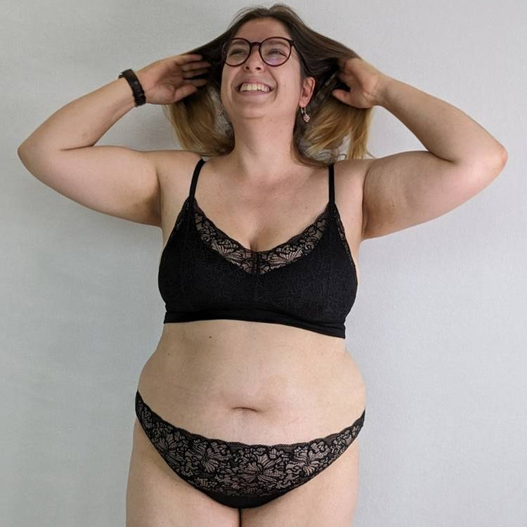 Woman wears String made of romantic lace in size 44 with the matching Bralette.