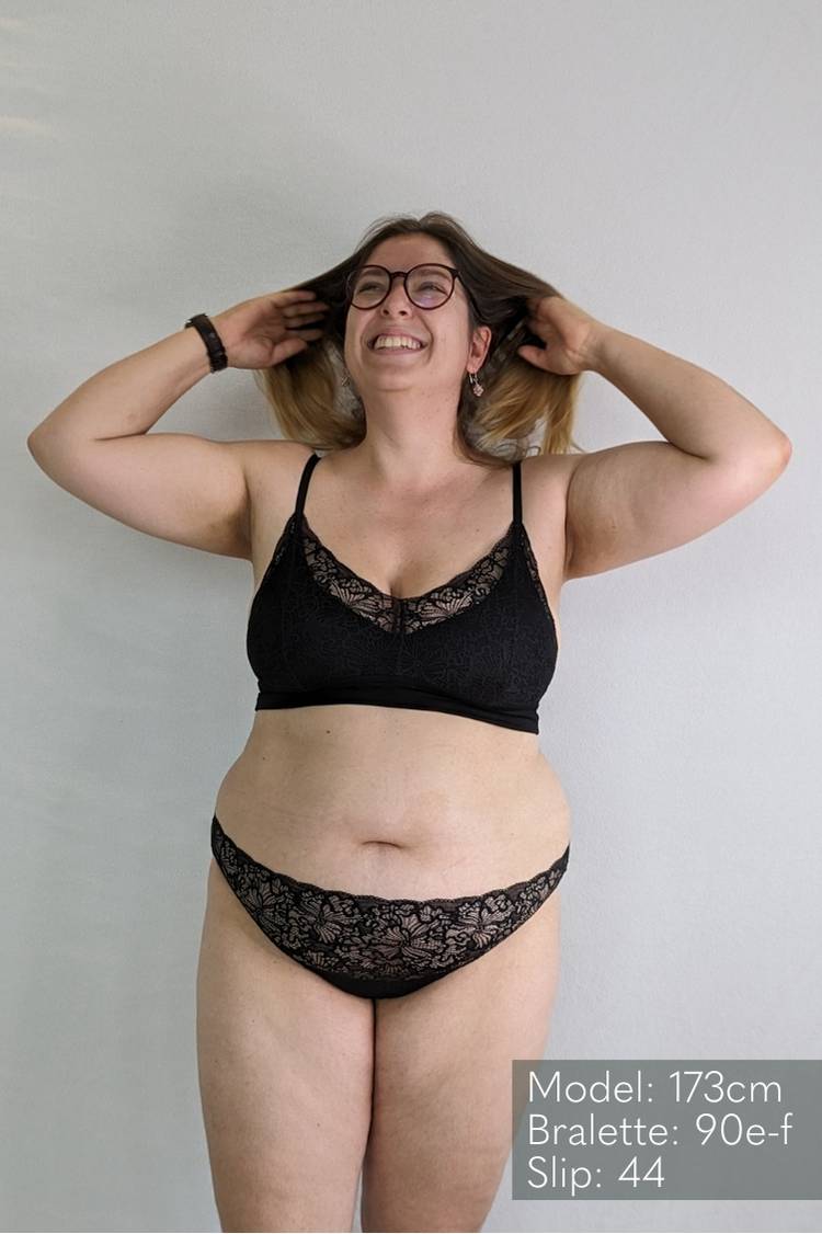 Woman wears String made of romantic lace in size 44 with the matching Bralette.