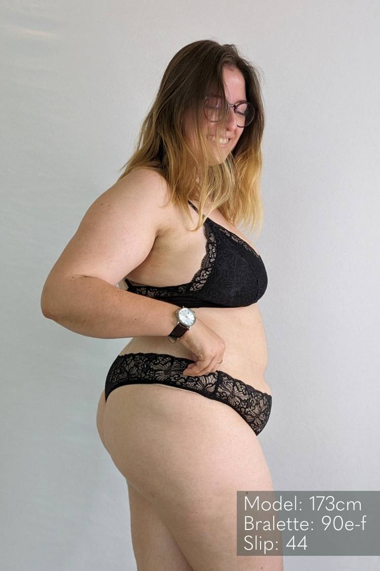 Model wears bra in size 90e-f made of fine lace in black.