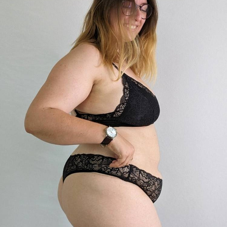 Model wears bra in size 90e-f made of fine lace in black.