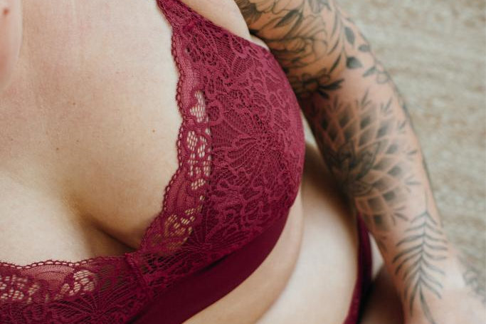 Gefüttertes Bralettes aus Spitze in dunkelrot.