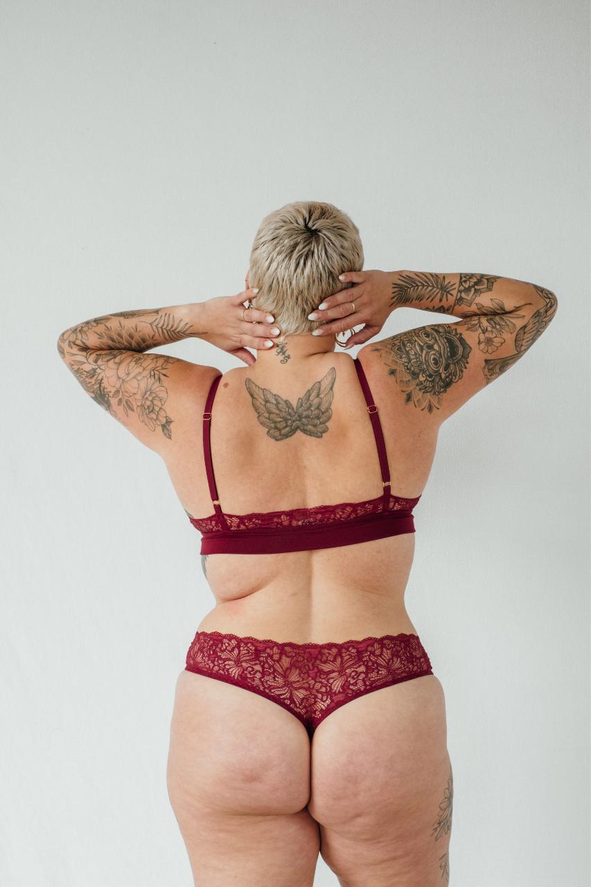 Vista posteriore del doppio Bralette e del corrispondente String "Lana" in rosso runico.