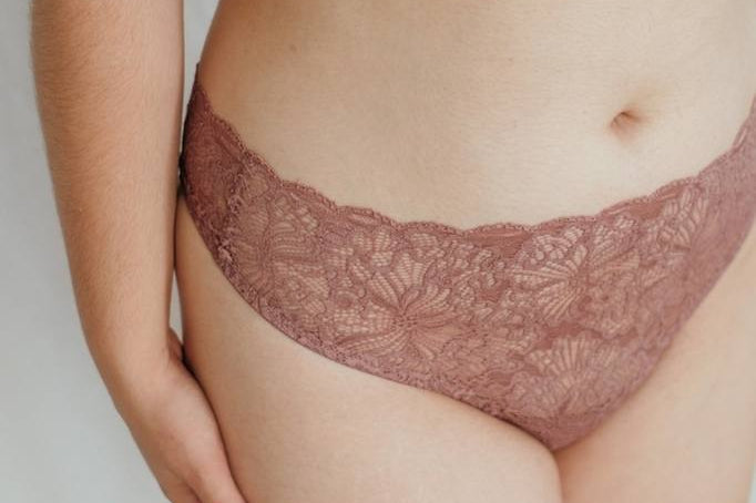 Nahaufnahme vom Sting Belle in smockey Rose auf weisser Haut. 