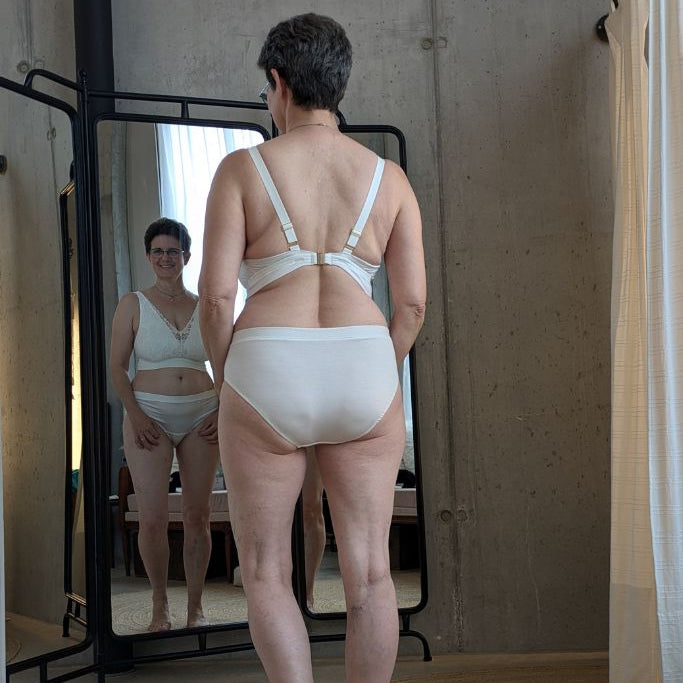 Die Frau posiert in ihrem selbstgenähten Design aus Unterhose und Bralette