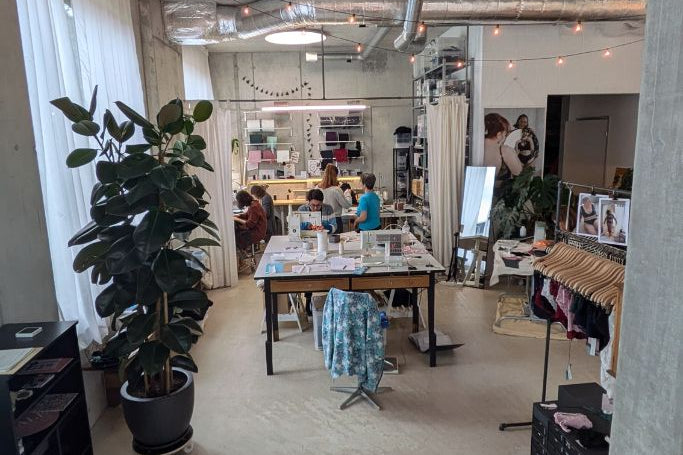 La photo montre le studio avec des femmes qui participent à l'atelier.