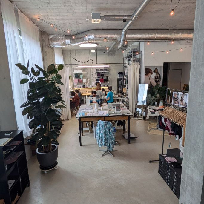Das Foto zeigt das Studio mit Frauen, die am Workshop teilnehmen