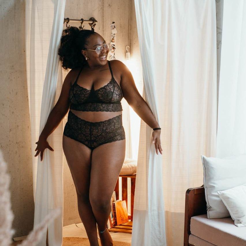 Modella in biancheria intima sostenibile di pizzo nero esce dallo spogliatoio