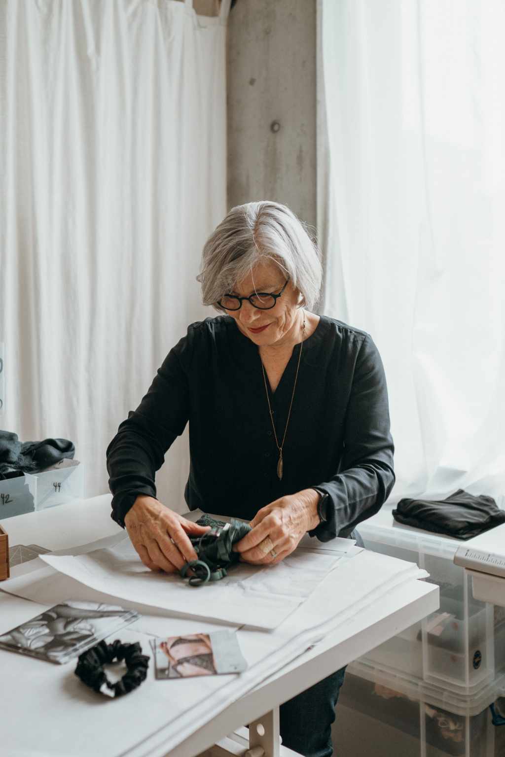 Erica Scodeller piega un capo di lingerie e lo prepara per la spedizione.