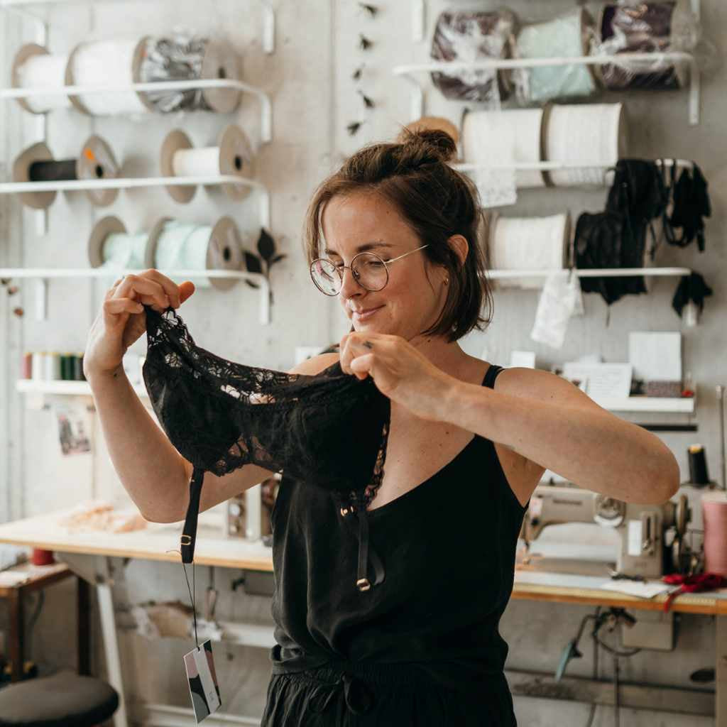 Zippora Marti kontrolliert ein Bralette aus nachhaltigen Materialien