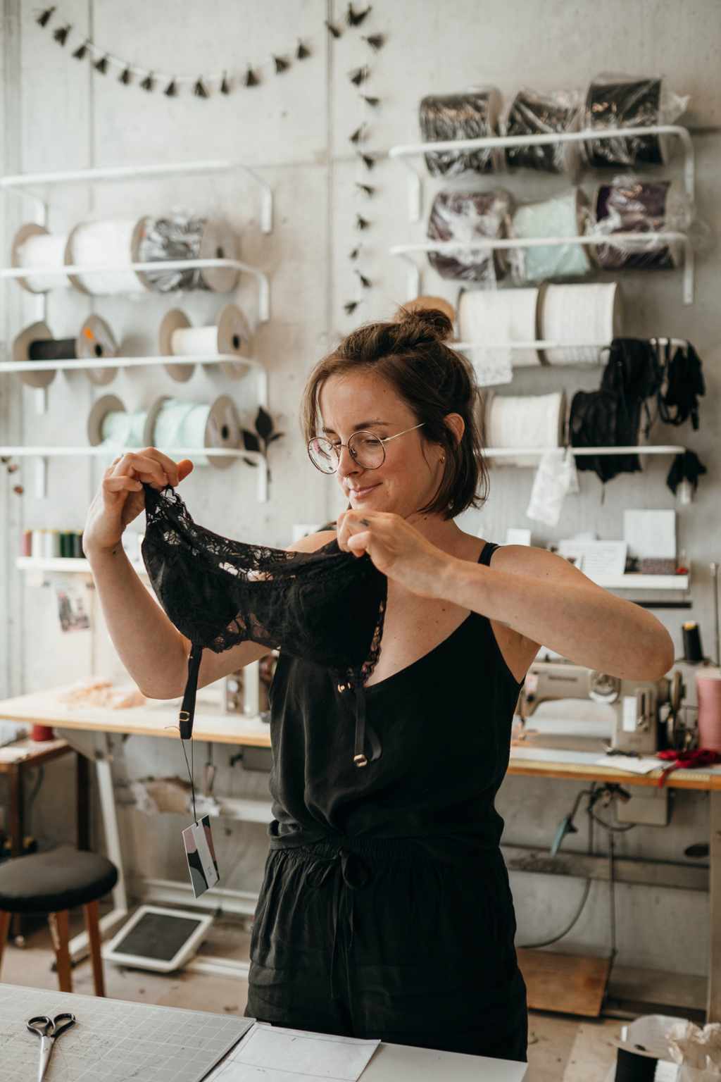 Zippora Marti kontrolliert ein Bralette aus nachhaltigen Materialien