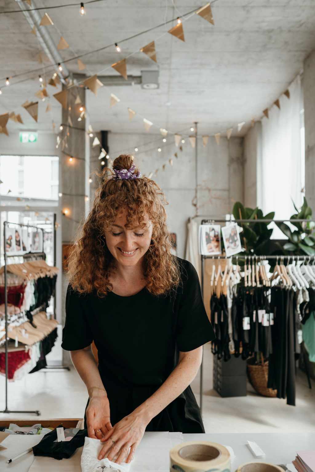 Miriam Gasser verpackt die Lingerie von thoughts of september.