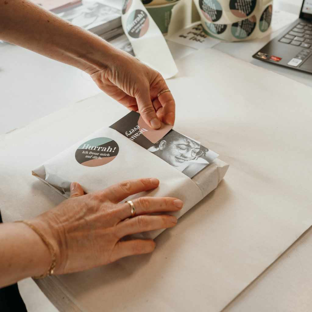 Zippora Marti adds a handwritten card to an order.