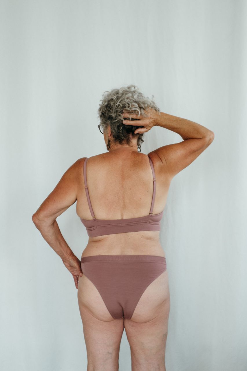 Vista posteriore di Thea in Smockey Rose: Bralette e slip in morbidissimo jersey.