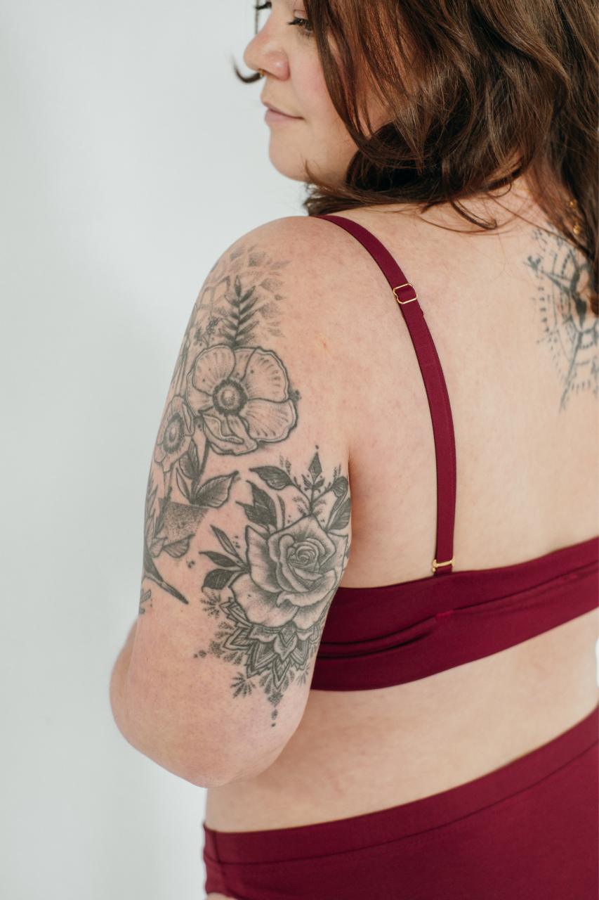 Détail de Bralette Thea en Tencel Lyocell doux avec détails dorés.