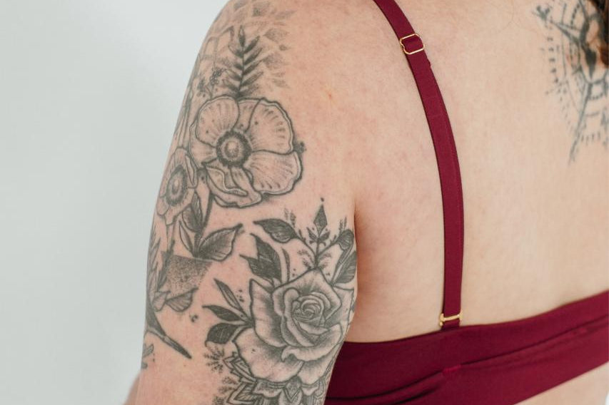 Detailaufnahme von Bralette Thea aus weichem Tencel Lyocell mit goldenen Details.