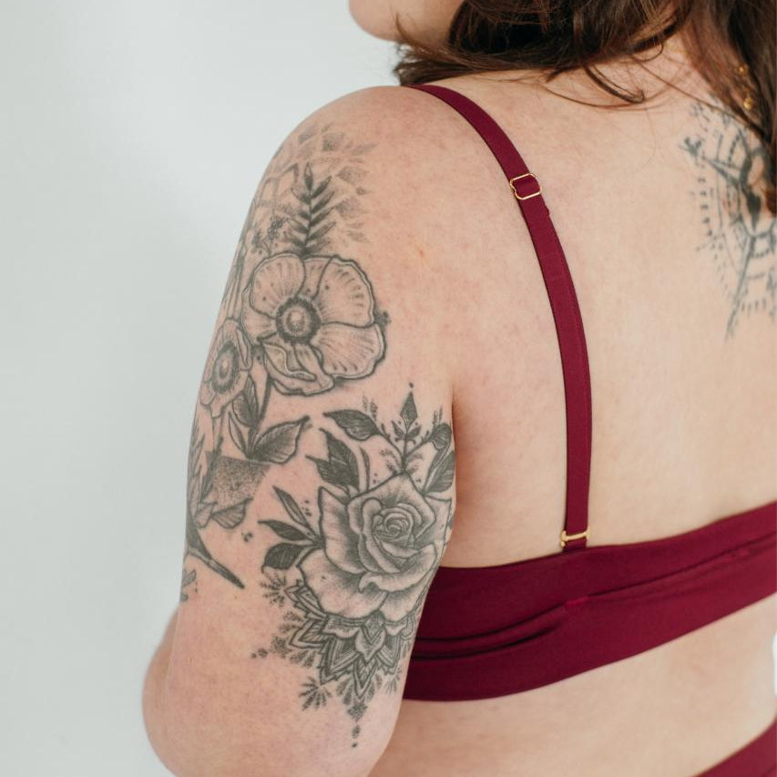 Detailaufnahme von Bralette Thea aus weichem Tencel Lyocell mit goldenen Details.
