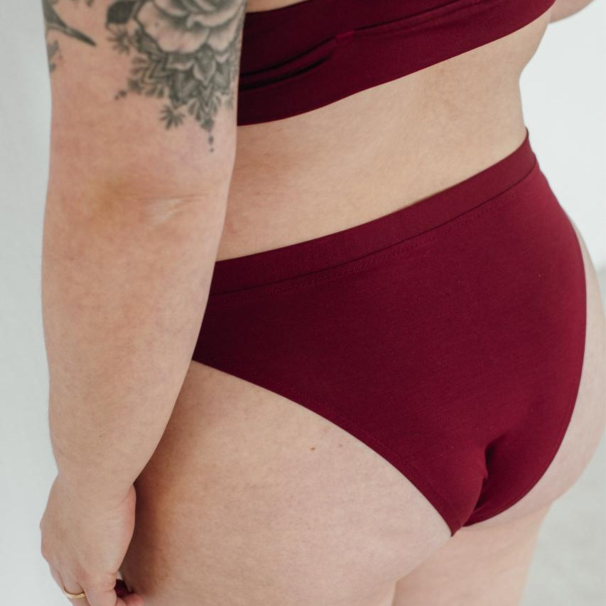 Nahaufnahme von Cheeky Slip "Thea" aus Tencel Lyocell in schönem Dunkelrot.