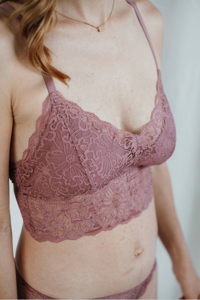 Primo piano del modello Bralette Vivi con coppe imbottite.