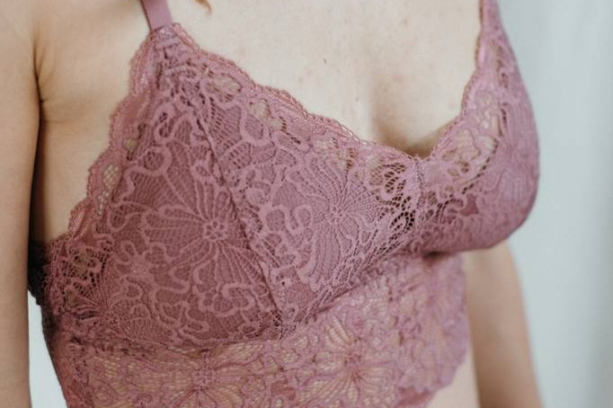 Nahaufnahme vom Bralette Vivi mit gepolsterten Körbchen.