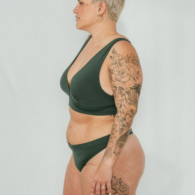 Frau steht seitlich zur Kamera und trägt unsere Betty in jade.