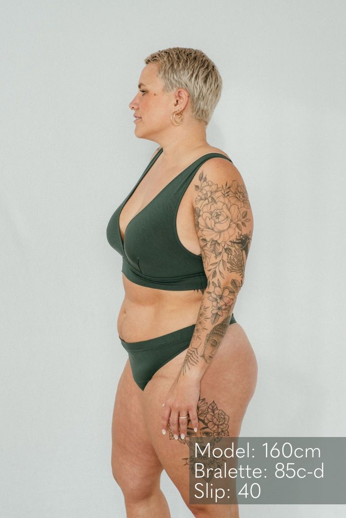 Frau steht seitlich zur Kamera und trägt unsere Betty in jade.