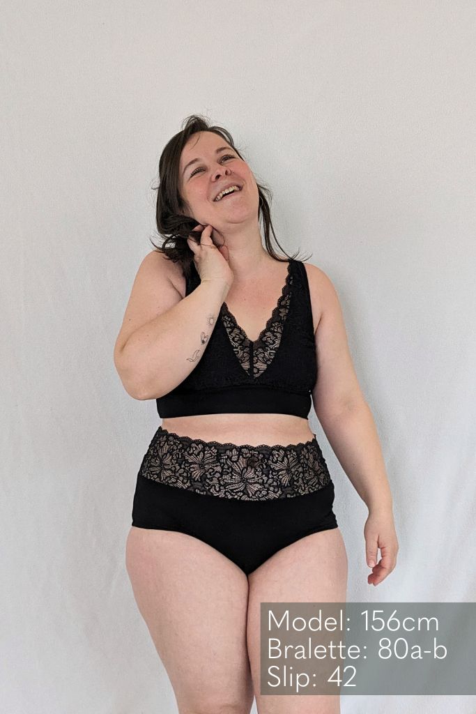Frau trägt wunderschönes Bralette mit dem dazugehörigen Slip in schwarz