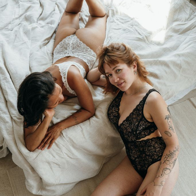 zwei liegende Frauen präsentieren sich im wunderschönen Alison Body in weiss und schwarz