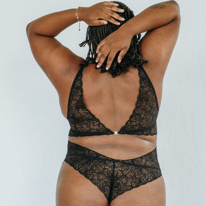 das Model hält sich die Hände über den Kopf und zeigt sich im sexy Dessous aus Höschen und Bralette
