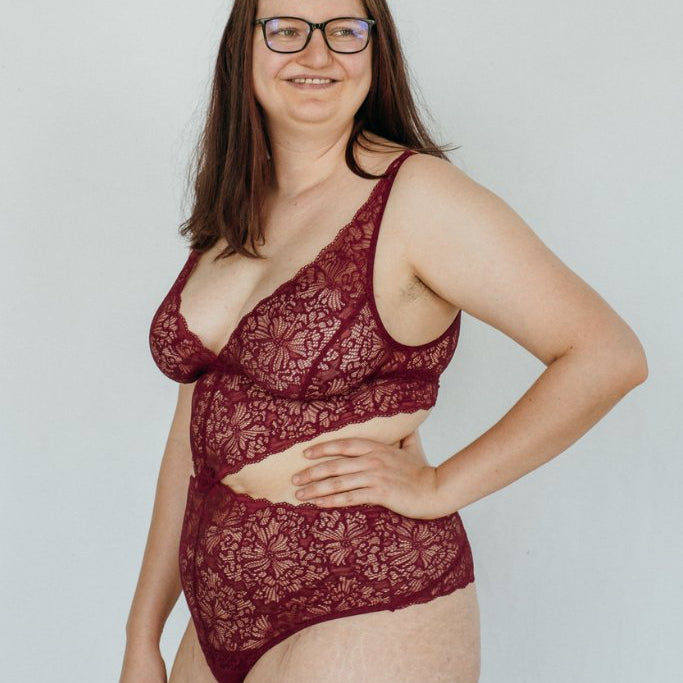 die Frau trägt das Spitzen Dessous Alison in ruby red