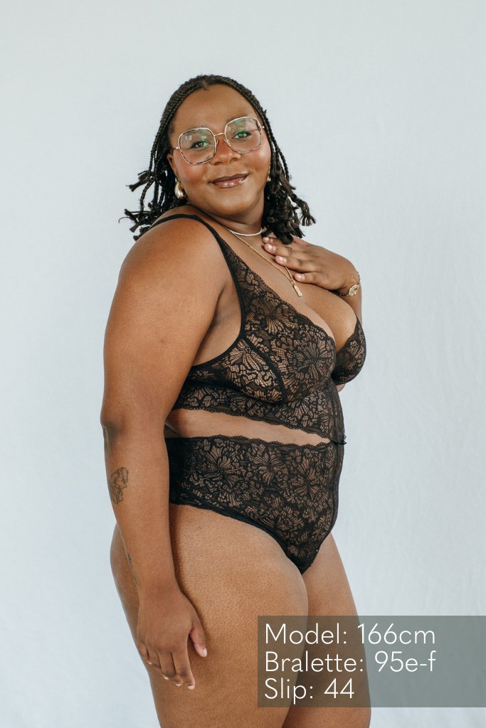 das Model trägt den Body Alison in schwarz, den man vornen zusammenknöpfen kann