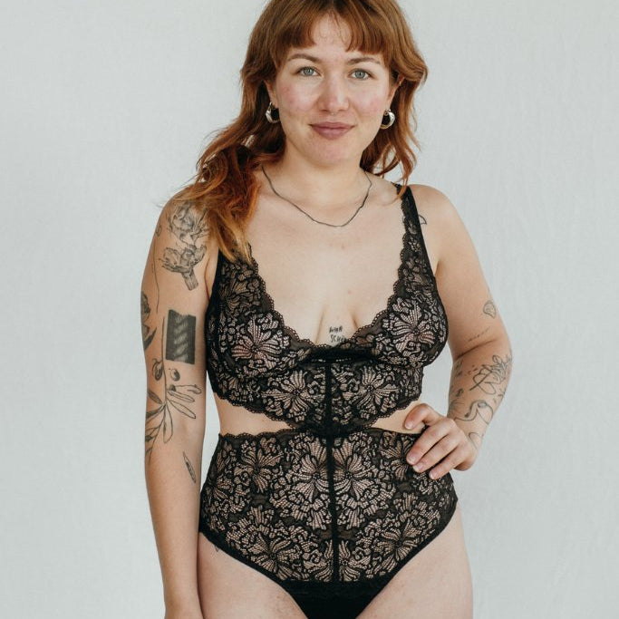 das Model steht frontal zur Kamera und präsentiert das Bralette und das Höschen aus Spitze