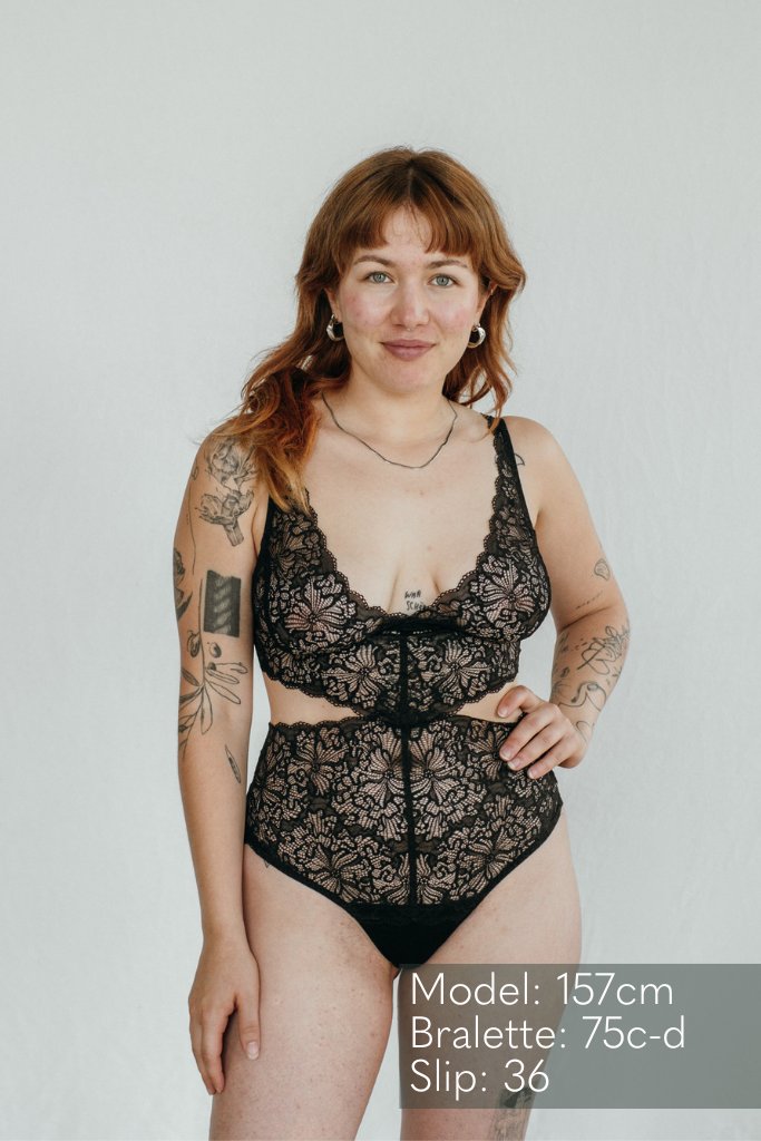 das Model steht frontal zur Kamera und präsentiert das Bralette und das Höschen aus Spitze