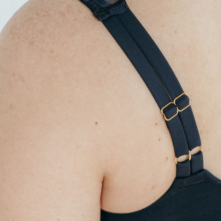 il top cami Nelly blu con doppie spalline regolabili 