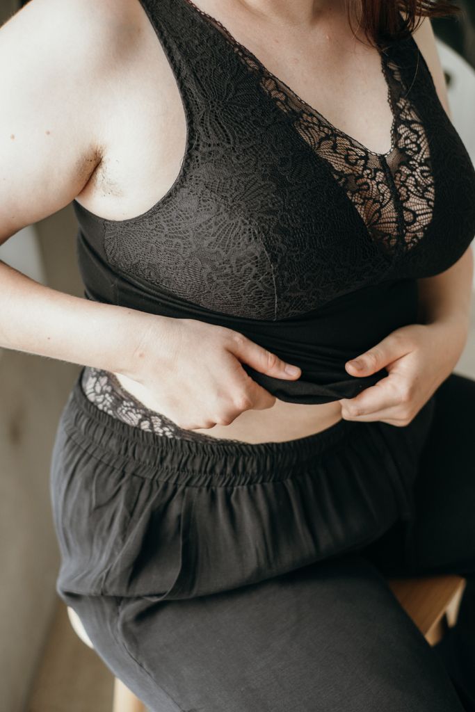 auf dem Foto sieht man das Nelly Camitop in schwarz aus feinster Spitze und Tencel Lyocell