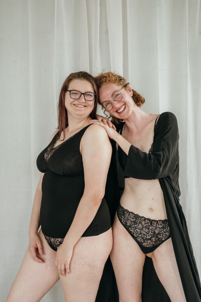 die zwei Models mit den Brillen strahlen in die Kamera im Camitop aus Spitze und Tencel