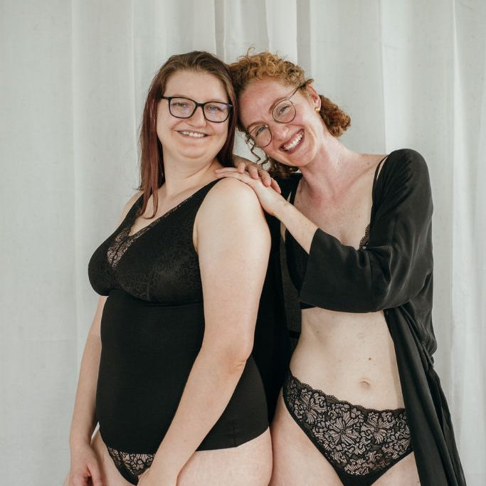 le due modelle con gli occhiali si mostrano alla macchina fotografica in pizzo e camisole di Tencel