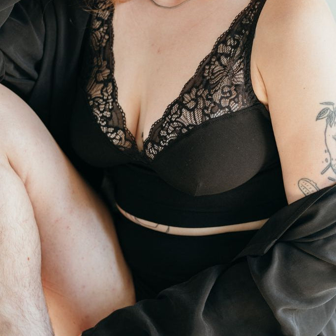 das Model trägt wunderschöne Unterwäsche aus Lyocell Tencel und Spitze in schwarz