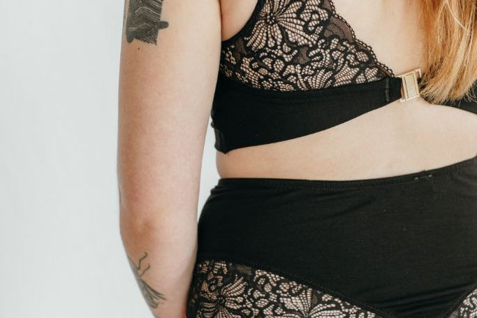 das Foto zeigt das Dessous Sophie mit dem brazilian Slip und dem Bralette mit Verschluss
