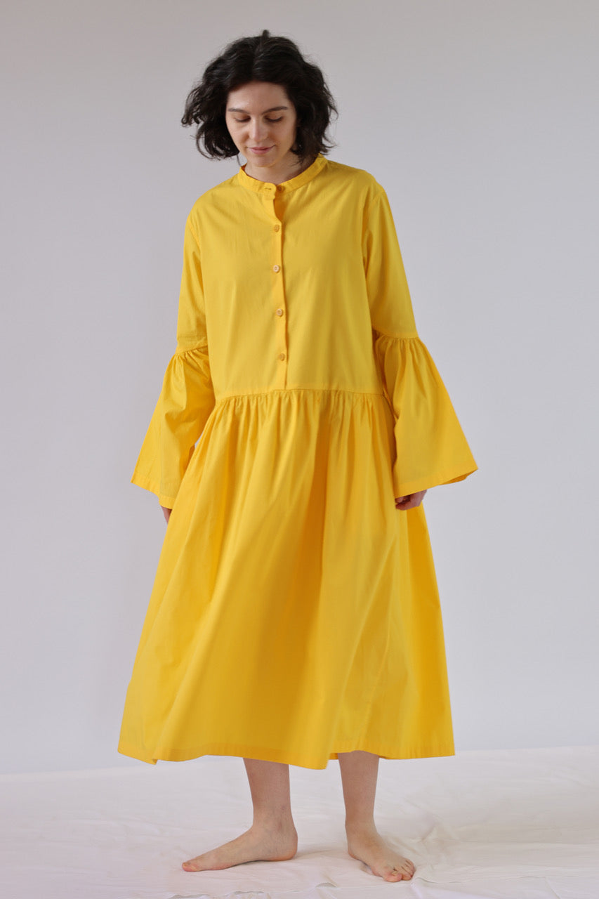 das Model trägt ein gelbes Maxi Kleid