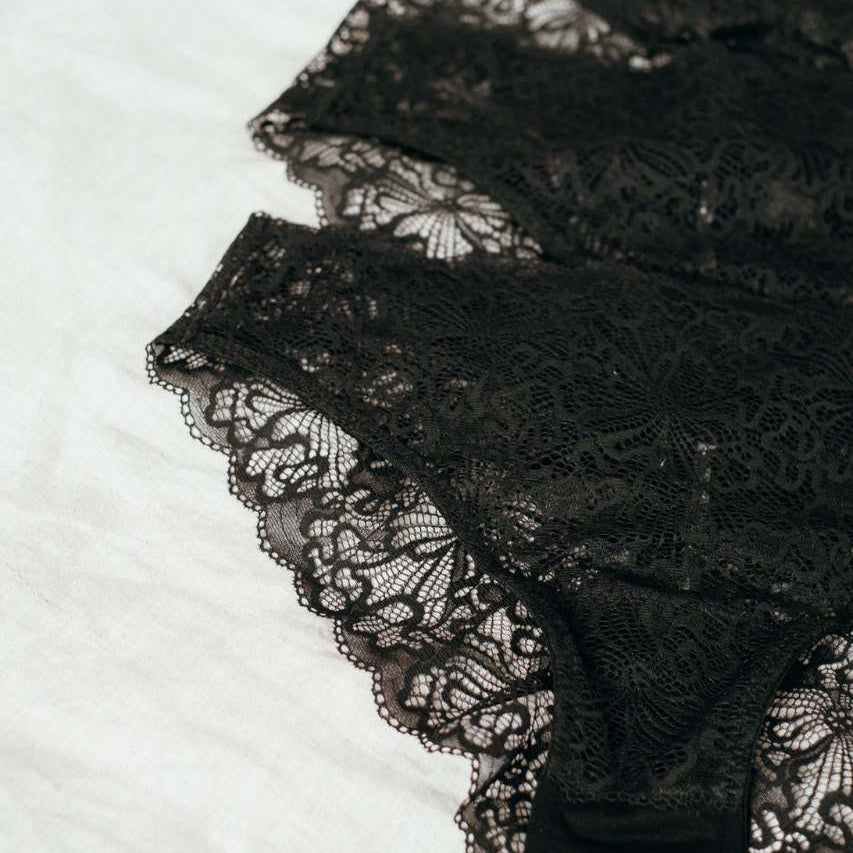 Lace underpants made from sustainable lace in a set of 3
